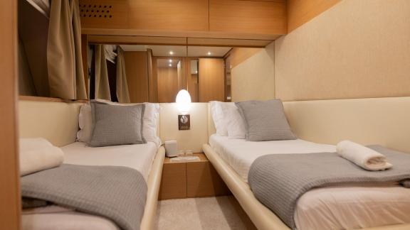 8 Gäste 4 Kabinen Motoryacht Red Rose mit zwei Einzelbetten und Nachttisch in der Twin Kabine.