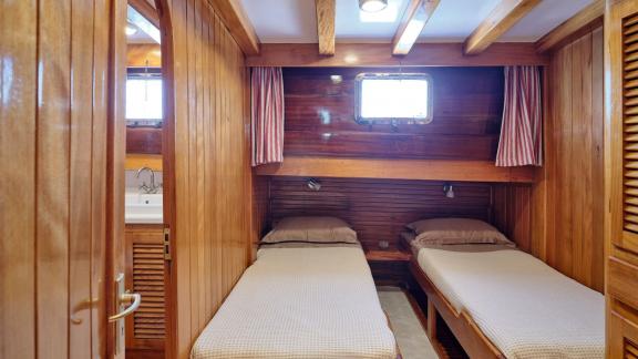 The twin cabin of White Pearl gulet in Athens features two single beds and an ensuite entrance.