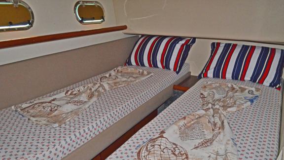 Das Doppelzimmer der Motoryacht Free Day verfügt über zwei bequeme Betten und Blick aus den Fenstern.