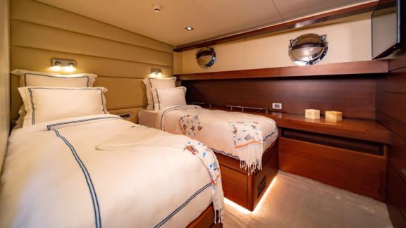 A cosy twin cabin on the gulet Double Eagle in Bodrum, equipped with stylish lighting and maritime details.