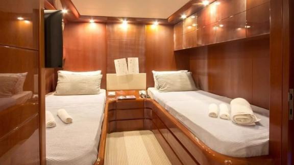 Zwei Gästekabinen der Motoryacht Caelum