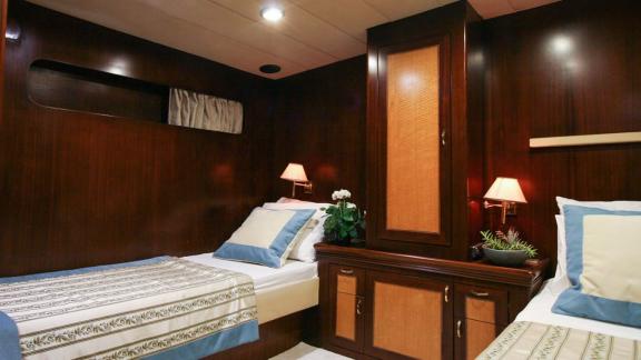 Tastefully decorated twin cabin with single beds on a yacht in Bodrum.