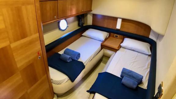 Schlafzimmer mit zwei Betten auf der Motoryacht Cosmos bietet Komfort und Gemütlichkeit.