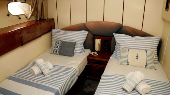 Die Doppelkabine der Motoryacht Consent 24 in Bodrum bietet zwei komfortable Betten und eine stilvolle Einrichtung.