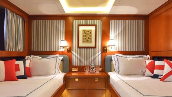 Уютная каюта Tamarita с двумя односпальными кроватями и стильным декором.