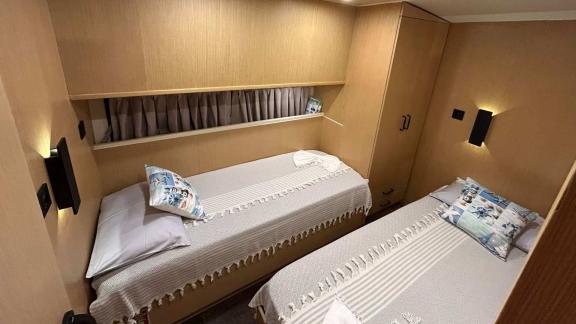 Helle Kabine mit zwei Einzelbetten auf einer Bodrum Motoryacht.