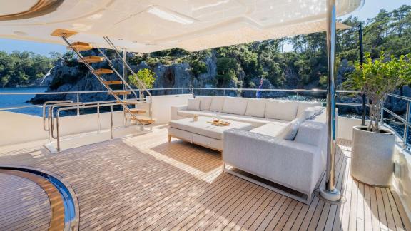Моторная яхта Ferretti Navetta 28 Milena на якоре в Гёдже с просторной кормовой зоной.
