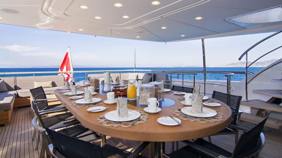 Elegantes Frühstück auf der luxuriösen Terrasse der Souraya mit Meerblick.