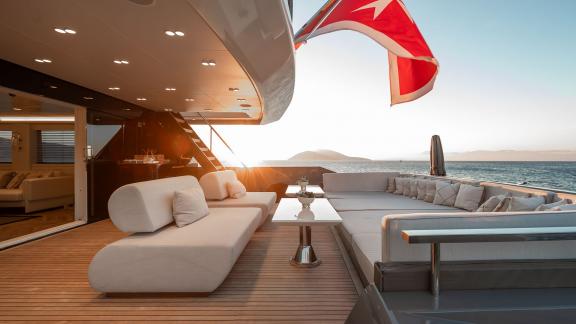 Die Yacht Illusion 2 liegt vor Bodrum, mit gemütlichem Heckbereich im Abendlicht.
