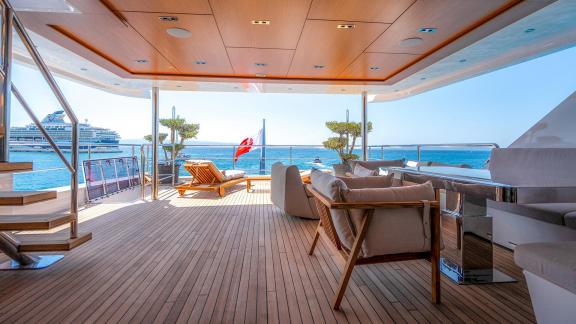 Das Achterdeck der Motoryacht Renata bietet elegante Sitzgelegenheiten, Sonnenliegen und Meerblick.