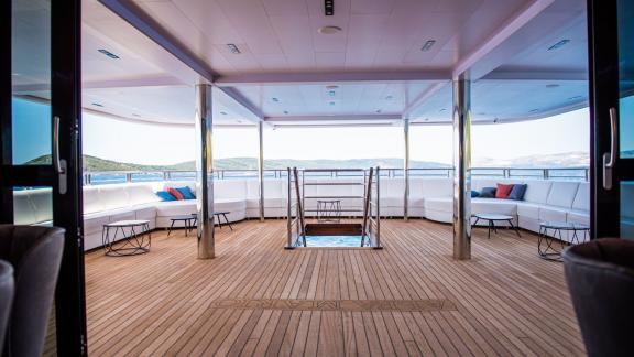 Geräumiger Lounge-Bereich auf der Motoryacht Alfa Mario