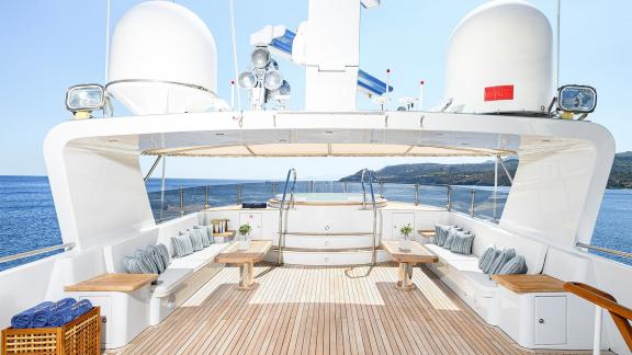 Wind Of Fortune'un nefes kesen deniz manzaralı lüks açık alanı.