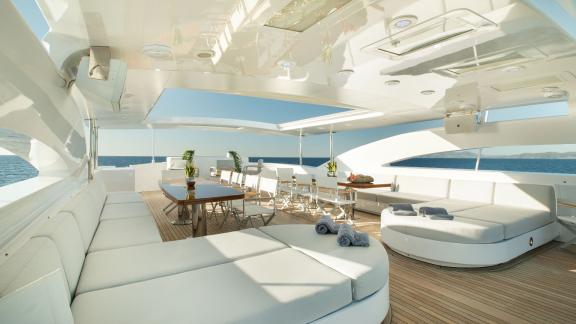 Genießen Sie den geräumigen Lounge-Bereich der Vertigo Motoryacht. Ideal für gesellige Stunden.