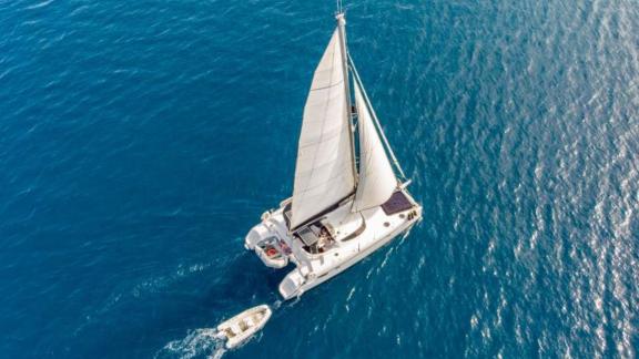 Luftaufnahme der Segelyacht Vamos im Ägyptischen Meer bei Fethiye, begleitet von einem Beiboot.