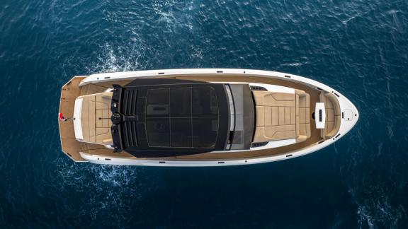 Unter den Yachturlaub Optionen in Saint Tropez zeigt sich die MY Eleven aus der Luft mit großzügigem Decklayout.