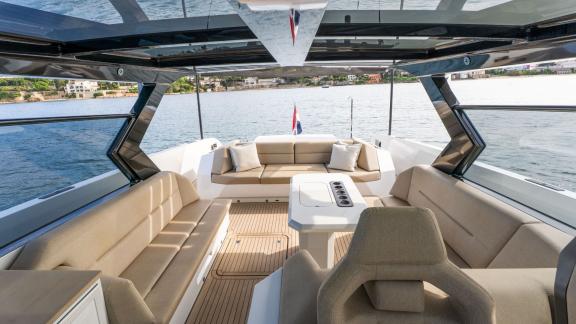 Unter den Bootscharter Optionen in Saint Tropez bietet die MY Eleven großzügige Sitzbereiche zum Entspannen.