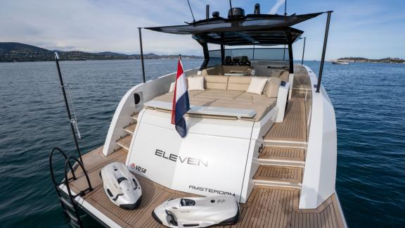 Unter den Premium Bootscharter Optionen in Saint Tropez zeigt sich die MY Eleven mit Heckdeck und Badeplattform.