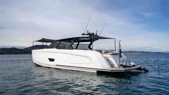Unter den Premium Yachtcharter Optionen in Saint Tropez liegt die MY Eleven auf ruhigem Wasser vor Anker.