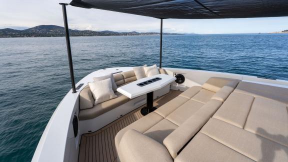 Unter den privaten Yachtcharter Optionen in Saint Tropez zeigt sich die MY Eleven mit schattigem Loungebereich.