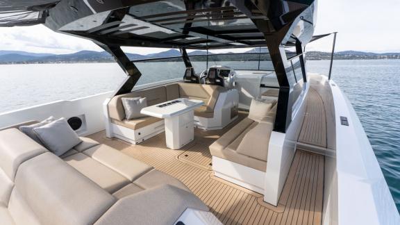 Unter den täglichen Yachtcharter Optionen in Saint Tropez zeigt sich die MY Eleven mit Sitzbereich und Steuerstand.