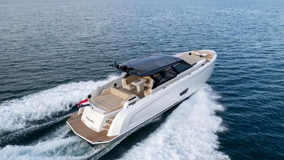 Unter den Meerausflug Optionen in Saint Tropez zeigt sich die MY Eleven während der Fahrt mit ihrem Heckdeck.