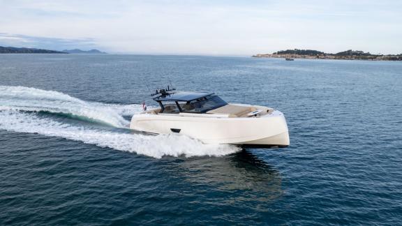 Unter den privaten Bootstour Optionen in Saint Tropez ist die MY Eleven vor der Küste unterwegs.