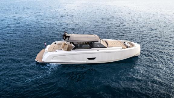 Unter den Luxus Yachtcharter Optionen in Saint Tropez ist die MY Eleven auf ruhigem Wasser unterwegs.