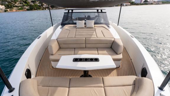 Unter den VIP Bootstour Optionen in Saint Tropez zeigt sich die MY Eleven mit großzügigem Loungebereich.