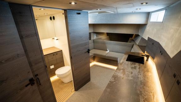 Unter den komfortablen Yachtcharter Optionen in Saint Tropez zeigt sich die MY Eleven mit Lounge und Bad.