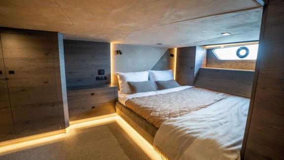 Unter den Boutique Yachtcharter Optionen in Saint Tropez zeigt sich die MY Eleven mit moderner Doppelkabine.