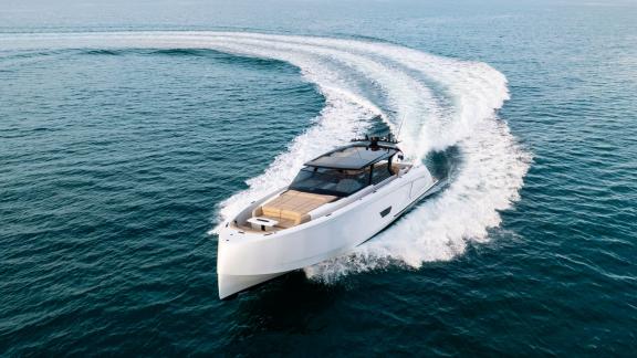 Unter den VIP Yachtcharter Optionen in Saint Tropez zeigt sich die MY Eleven bei einem schnellen Manöver.