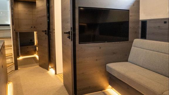 Unter den privaten Yachttour Optionen in Saint Tropez zeigt sich die MY Eleven mit TV Bereich und Sitzgruppe.