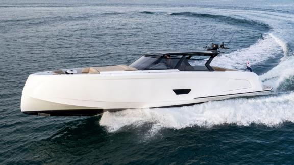 Unter den Motoryacht Charter Optionen in Saint Tropez fährt die MY Eleven mit hoher Geschwindigkeit auf offener See.