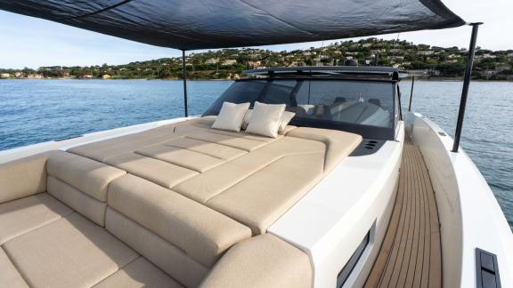 Unter den Luxus Bootstour Optionen in Saint Tropez zeigt sich die MY Eleven mit schattigem Sonnenbereich.