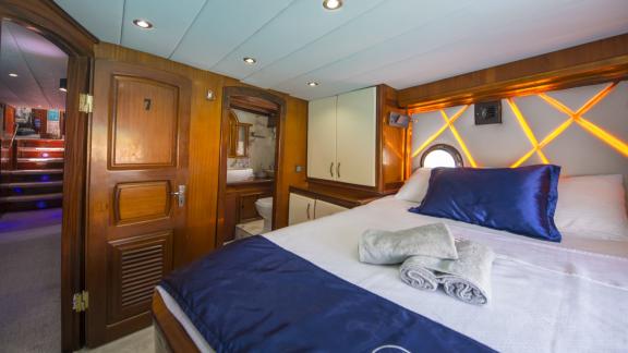 Double cabin of the Viago Nella Speranza gulet in Marmaris, offering comfortable accommodation for yacht charter guests.