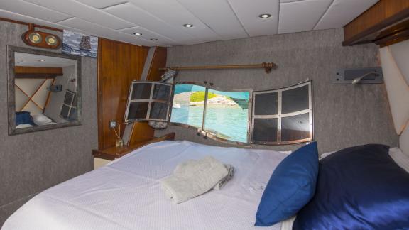 Master cabin of the Viago Nella Speranza gulet in Marmaris, offering sea view accommodation during yacht holidays.