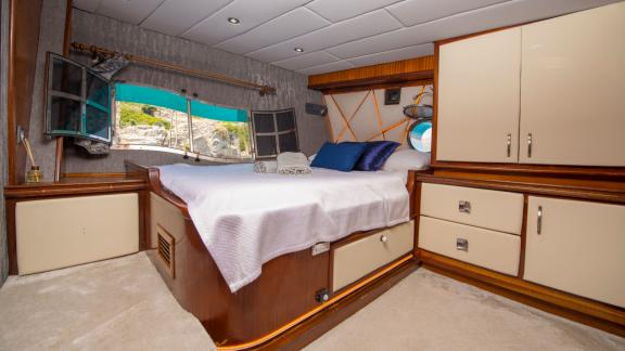 Master cabin of the Viago Nella Speranza gulet in Marmaris, offering spacious accommodation for blue cruise holidays.