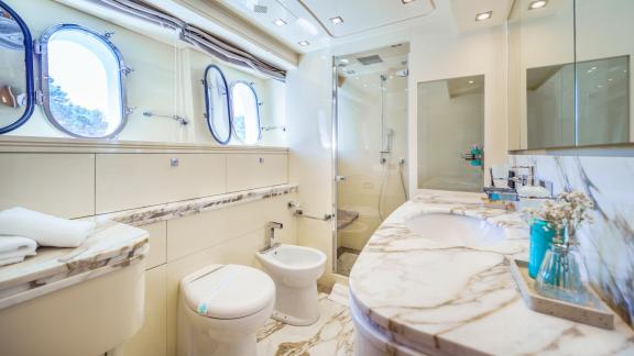 Moored in Makarska, Cynthia’s modern bathroom features elegant marble finishes and natural lighting.
