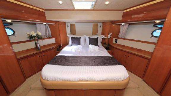 Stilvolle Gästekabine mit komfortablem Bett und edler Einrichtung auf der Motoryacht Quo Vadis I.