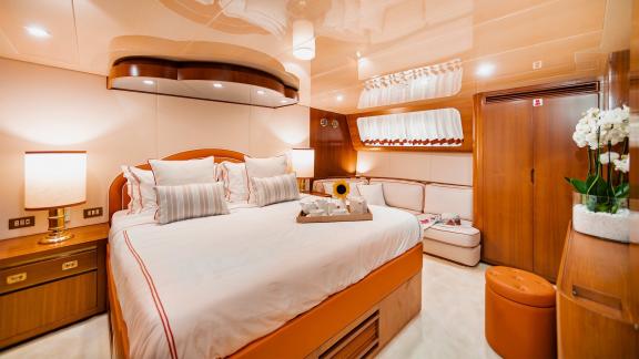 Wind Of Fortune'daki konforlu misafir kabini, misafirler için lüks bir konaklama sunar.