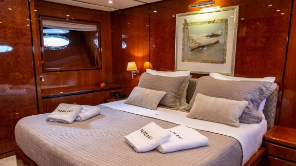 Modernes Schlafzimmer auf der Yacht Pareaki mit bequemem Bett und elegantem Dekor.