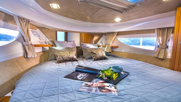 Die luxuriöse Hauptkabine der Motoryacht 7 Happy days besticht durch ein komfortables Bett und elegante Dekoration.