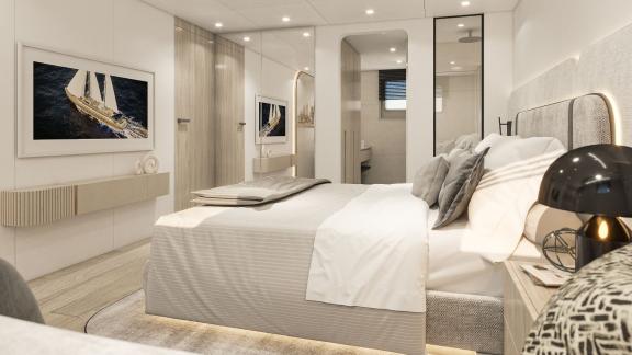 Moderne Kabine mit Doppelbett, Wandkunst und eigenem Badezimmer auf einer Yacht.