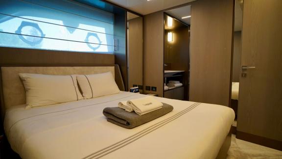 Двухместная каюта на Ferretti 850 Shero, пришвартованной в Мармарисе.