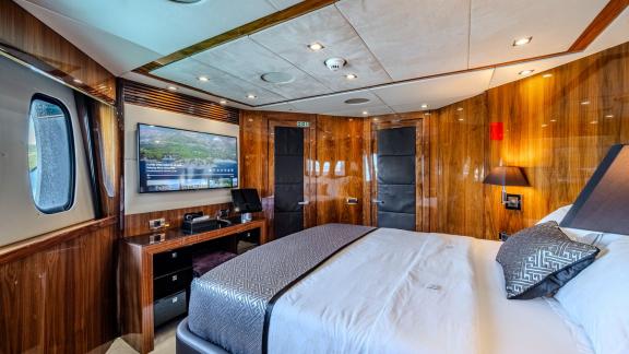 Elegante Kabine mit Meerblick auf der Yacht Arago – stilvoller Rückzugsort vor Trogir.