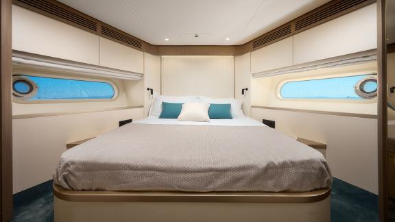 Helles, modernes Doppelzimmer mit Meerblick an Bord der Amparito XIII.