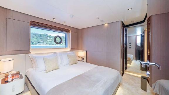 Каюта Azimut Grande 27 с окном и уютной кроватью подходит для отдыха.