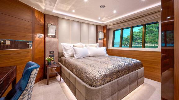 Die Princess 40M bietet eine stilvolle Kabine mit Fenster zur Küste.