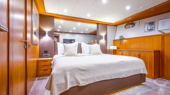 CMB Yachts 114ft San Limi’de geniş yataklı, sade dekorasyonlu huzurlu bir kabin sizi bekliyor.
