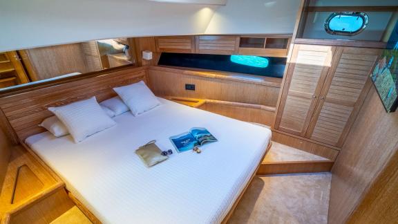 This guest cabin on Cloud 9, a Menorquin 68 FB yacht, offers a bright, stylish, and comfortable space.